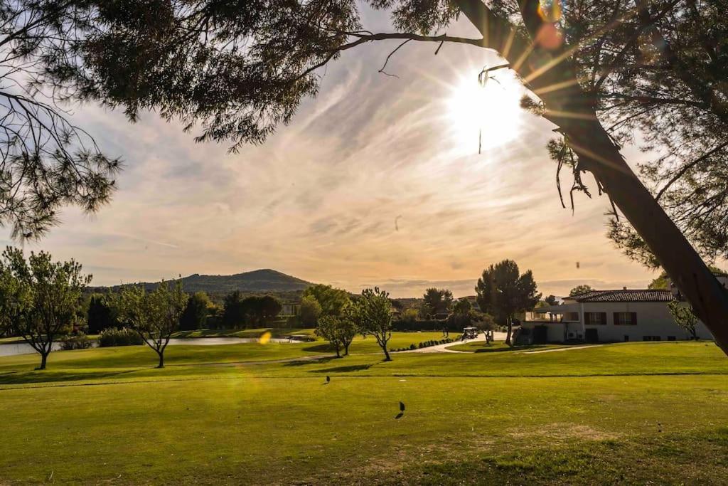 Magnifique Vue Lac Au Golf De Pont-Royal Mallemort Exterior photo