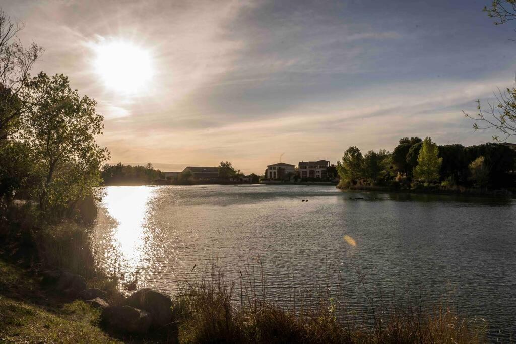 Magnifique Vue Lac Au Golf De Pont-Royal Mallemort Exterior photo